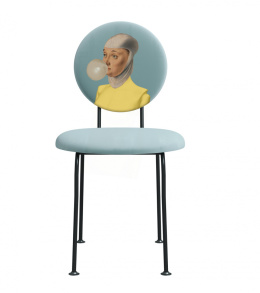 Krzesło tapicerowane CURIOS 1 " Kobieta z gumą balonową " błekitne