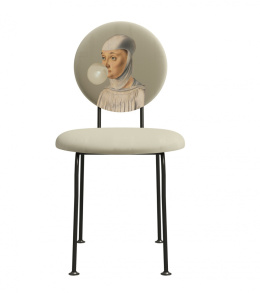 Krzesło tapicerowane CURIOS 1 " Kobieta z gumą balonową " beżowe