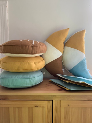 Mustard-colored linen pillow "Sole e Luna"