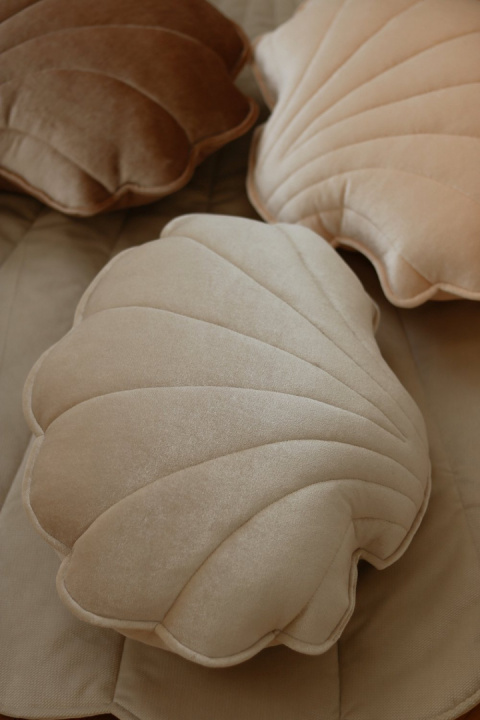 Velvet shell pillow "Cream pearl"