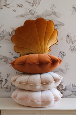 Velvet shell pillow "Golden pearl"